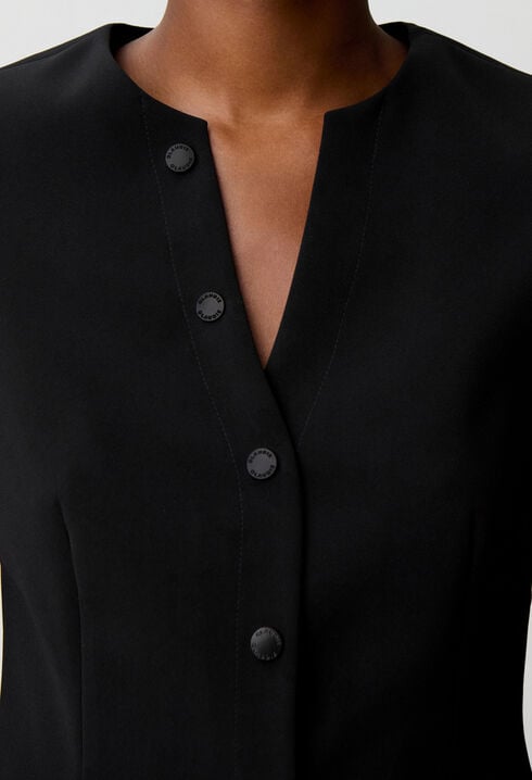 Top cintr&eacute; col V boutonn&eacute;