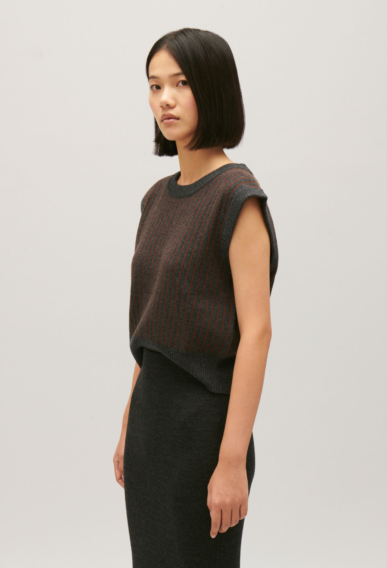 Gestreifter Strickpullover ohne Ärmel