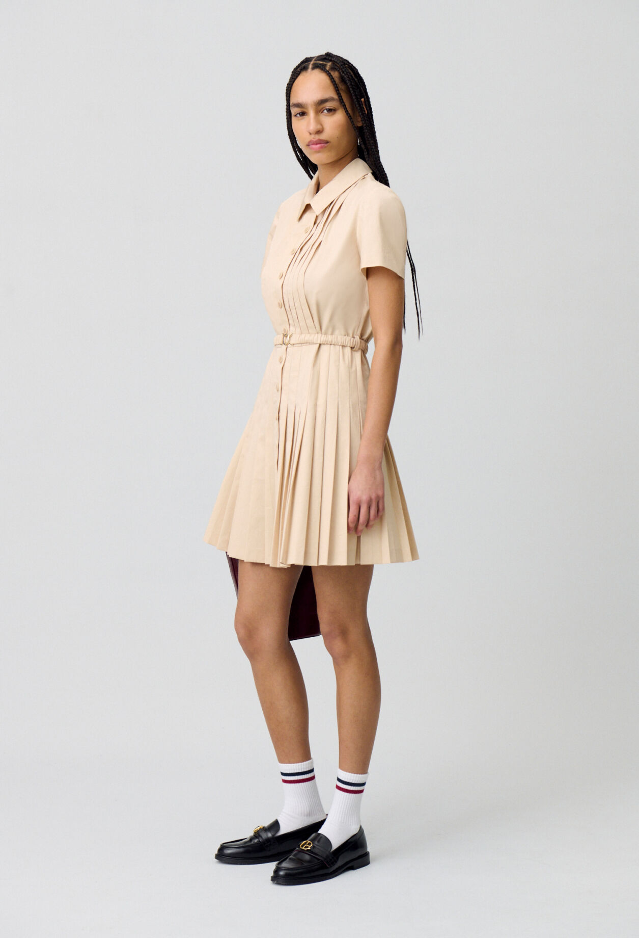 Knielanges Kleid mit Knöpfen