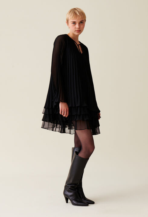 Robe courte noire volantée