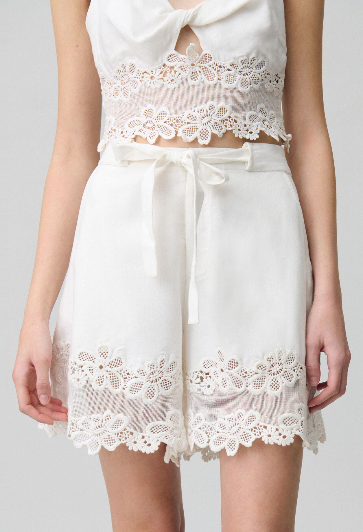 Kurze weite bestickte Shorts