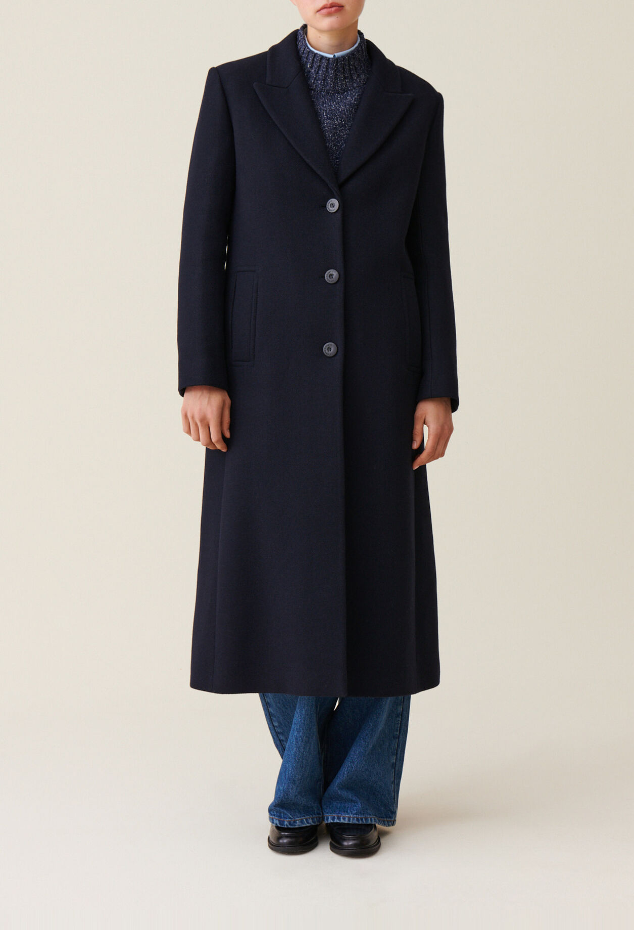 Mid-length straight coat