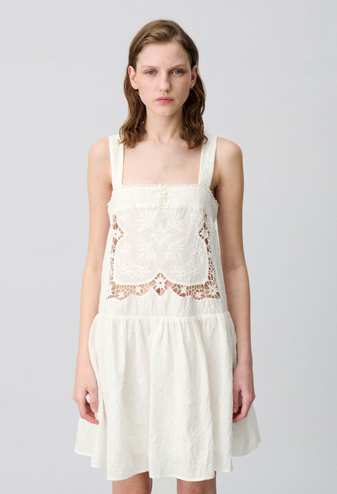 Kurzes Kleid besticktem Oberteil