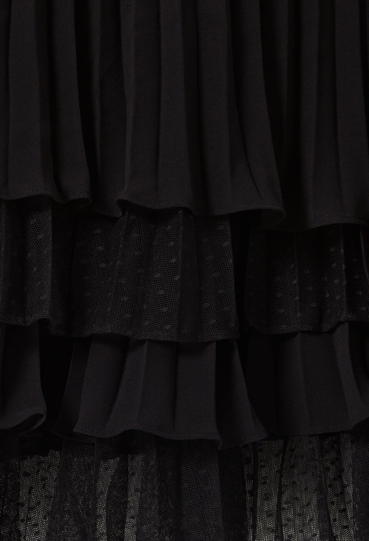 Kurzes schwarzes Rüschenkleid