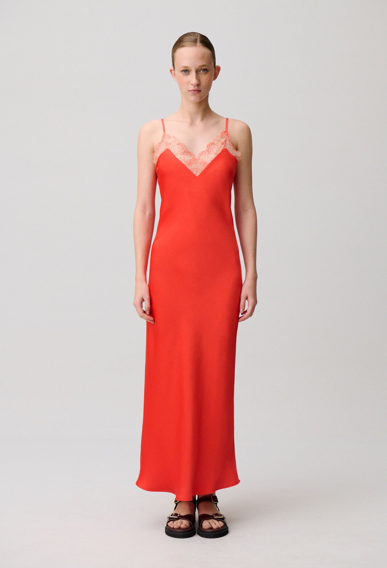 Robe fluide satin&eacute;e dentelle