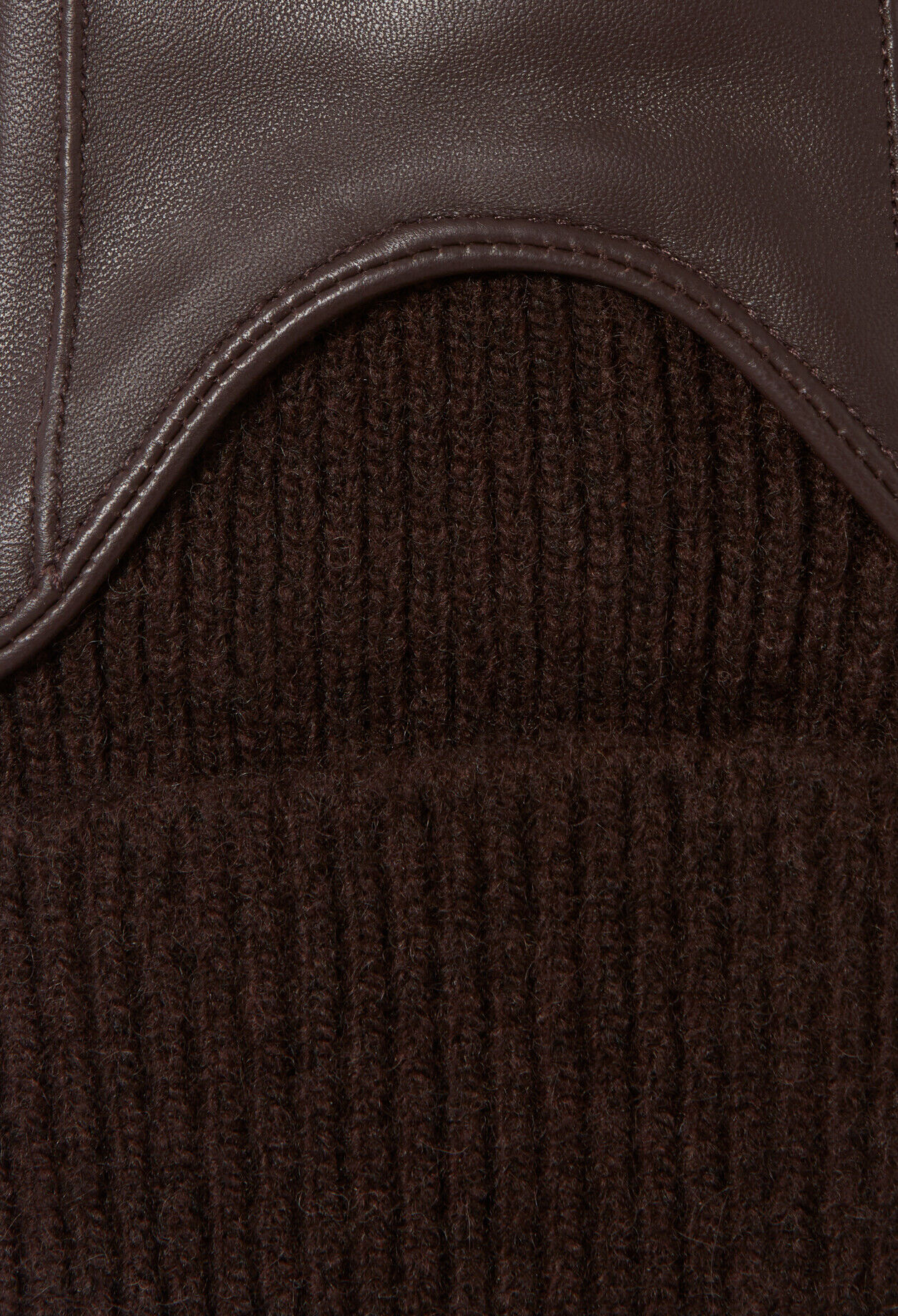 Handschuhe aus Leder und Strick