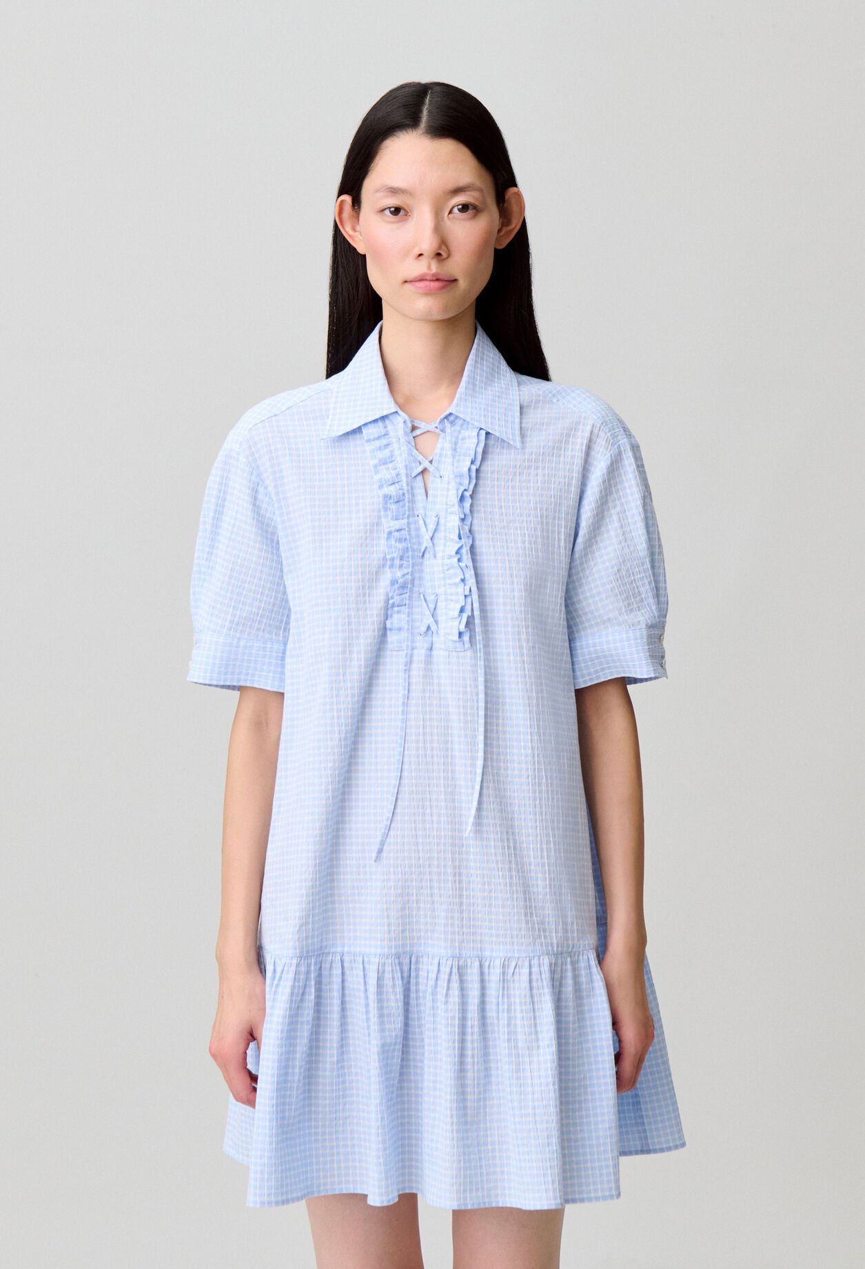 Robe courte lac&eacute;e volants