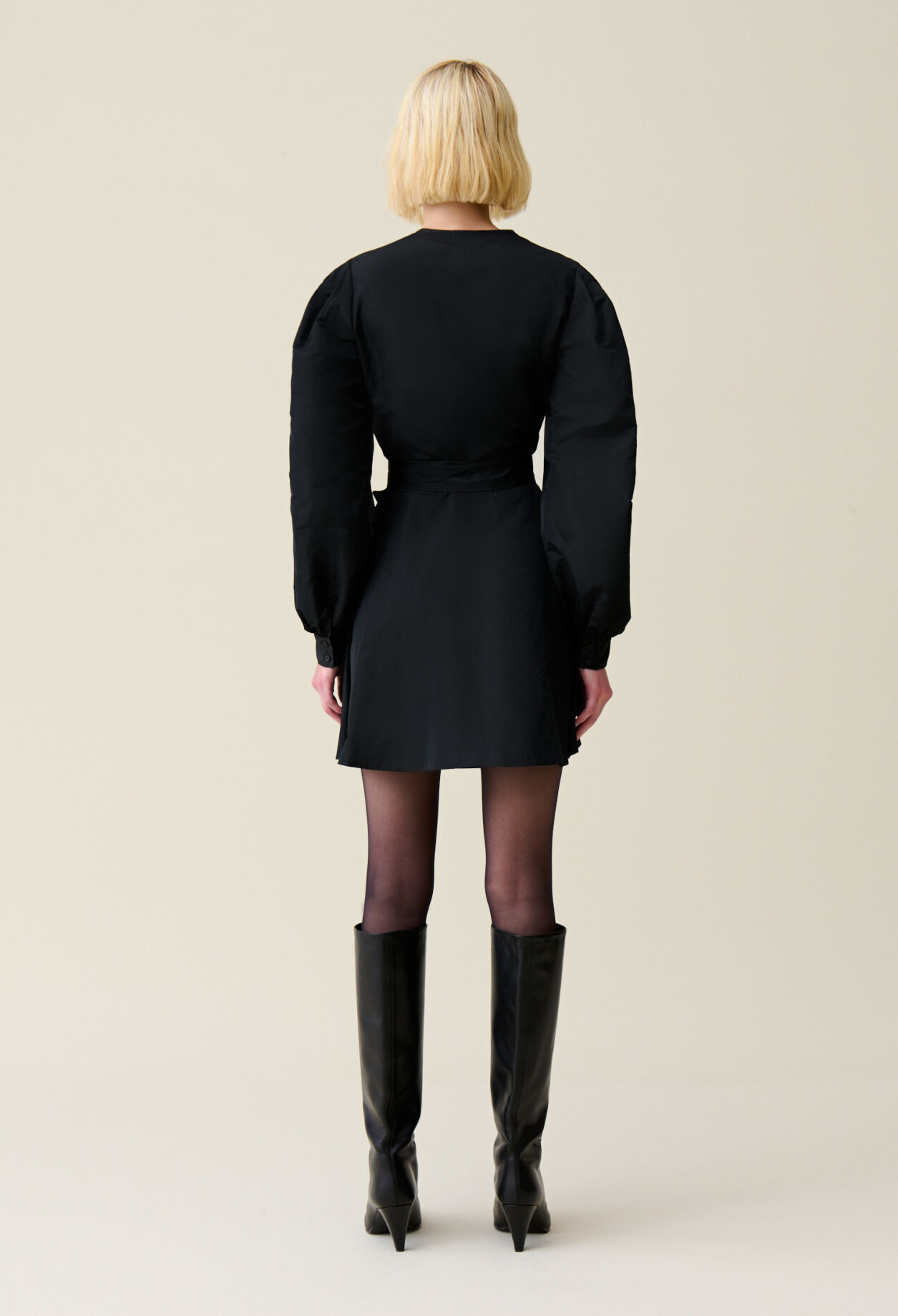 Kurzes Kleid Puffärmeln in Schwarz