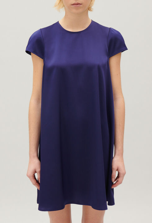 Flie&szlig;endes, kurzes Babydoll-Kleid