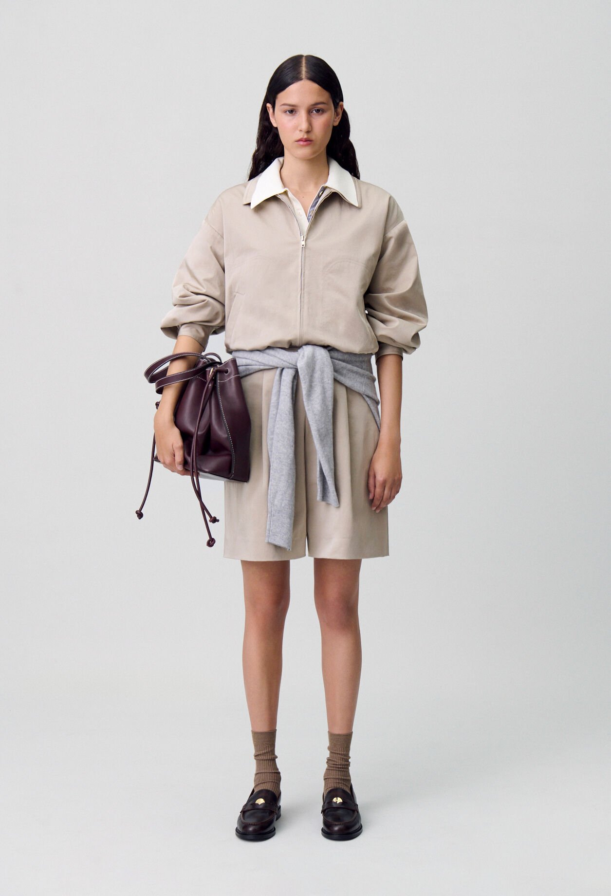 Kurze Bermuda-Shorts mit Falten.