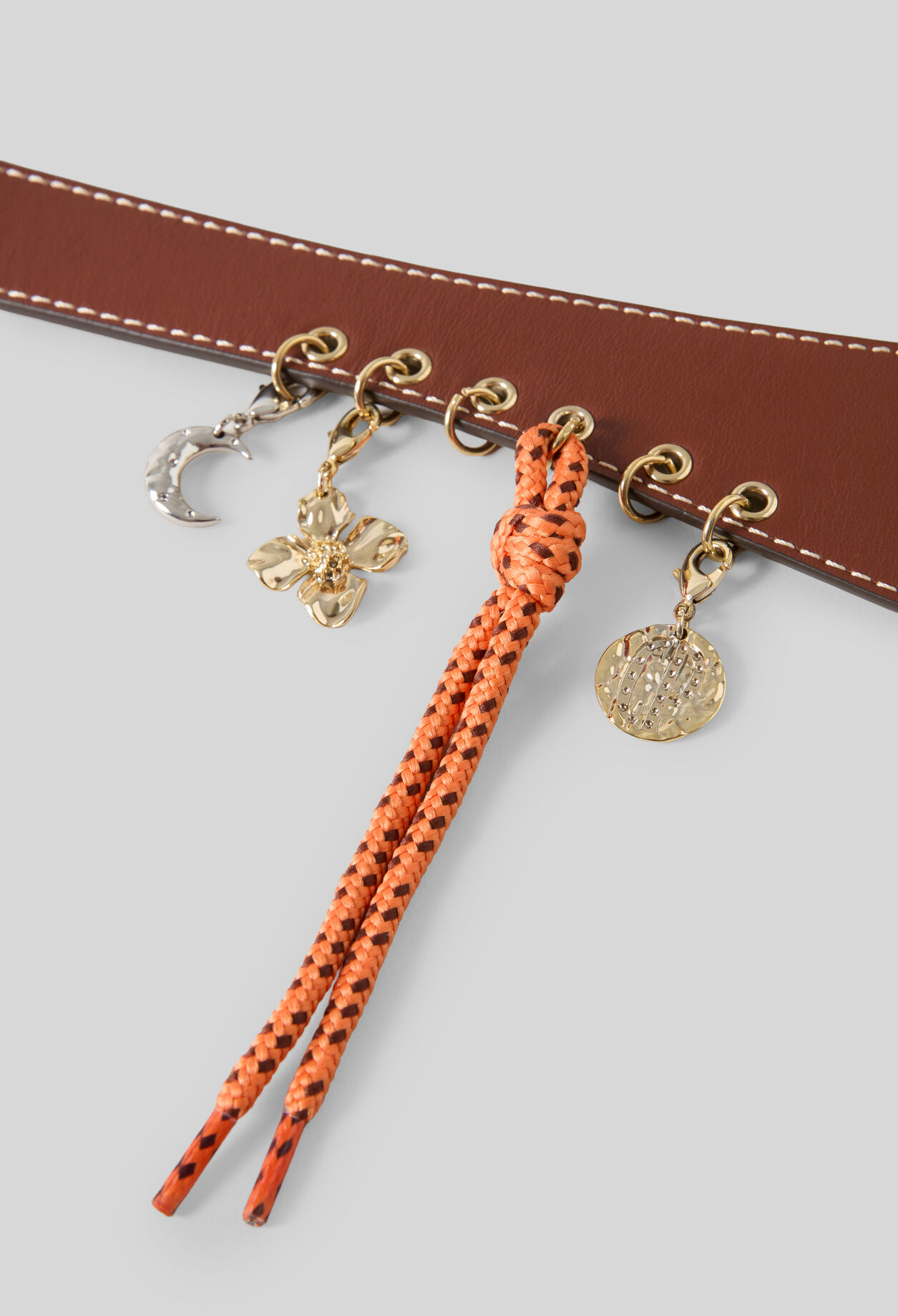 Ceinture cuir &oelig;illets charms