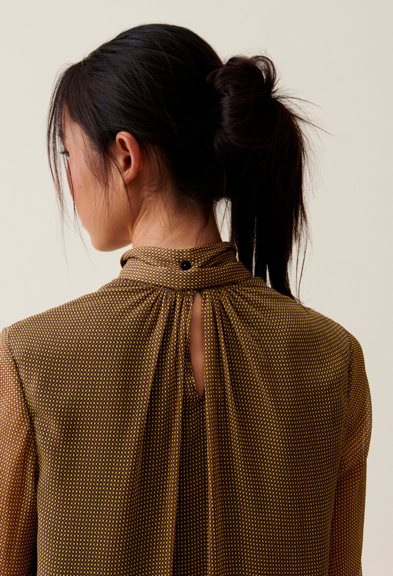 Fließendes Kleid mit Schluppe