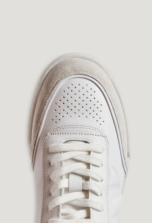 Weiße Sneakers