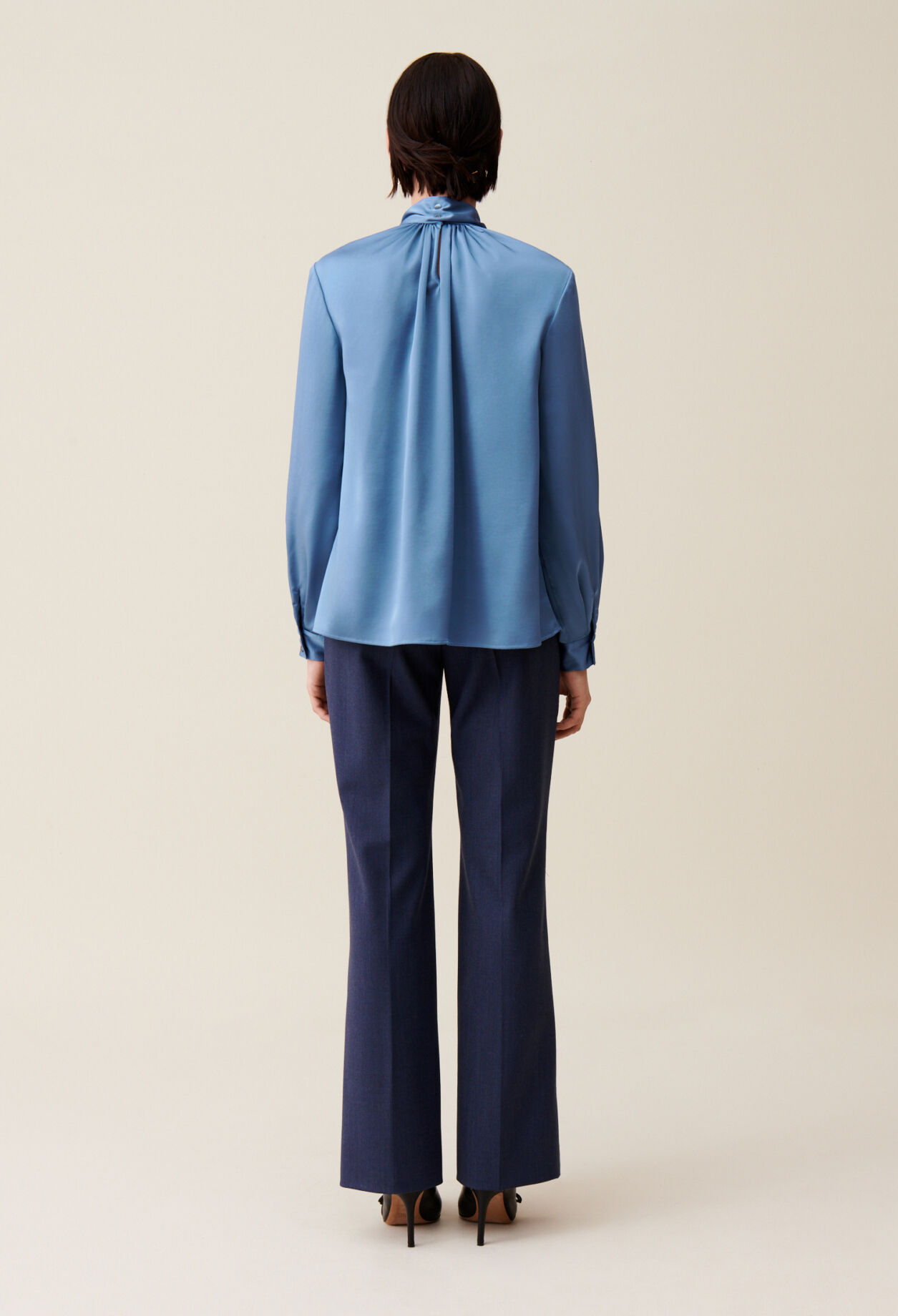 Flowy blouse lavallière neckline