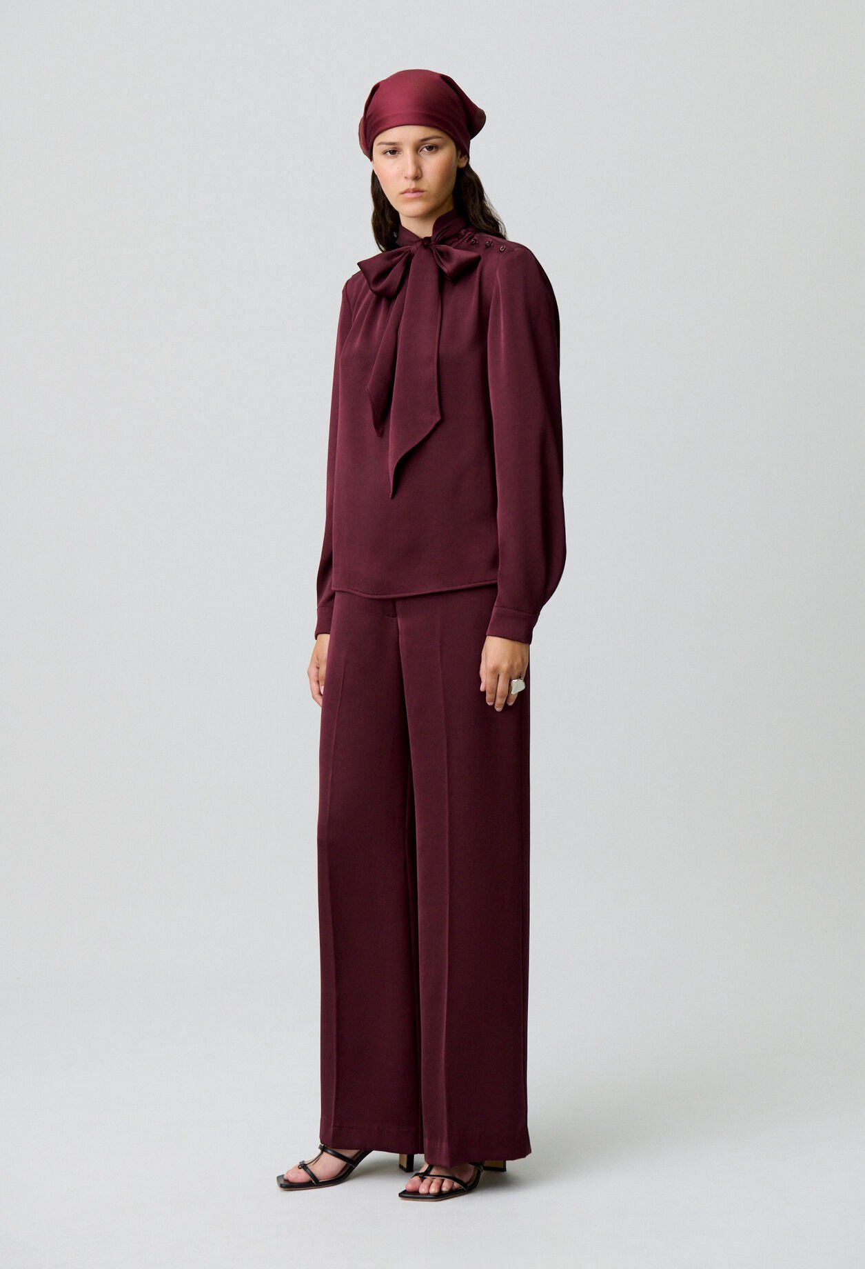 Flowy blouse with lavallière collar