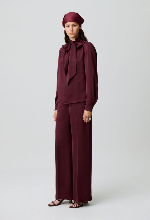 Flowy blouse with lavallière collar