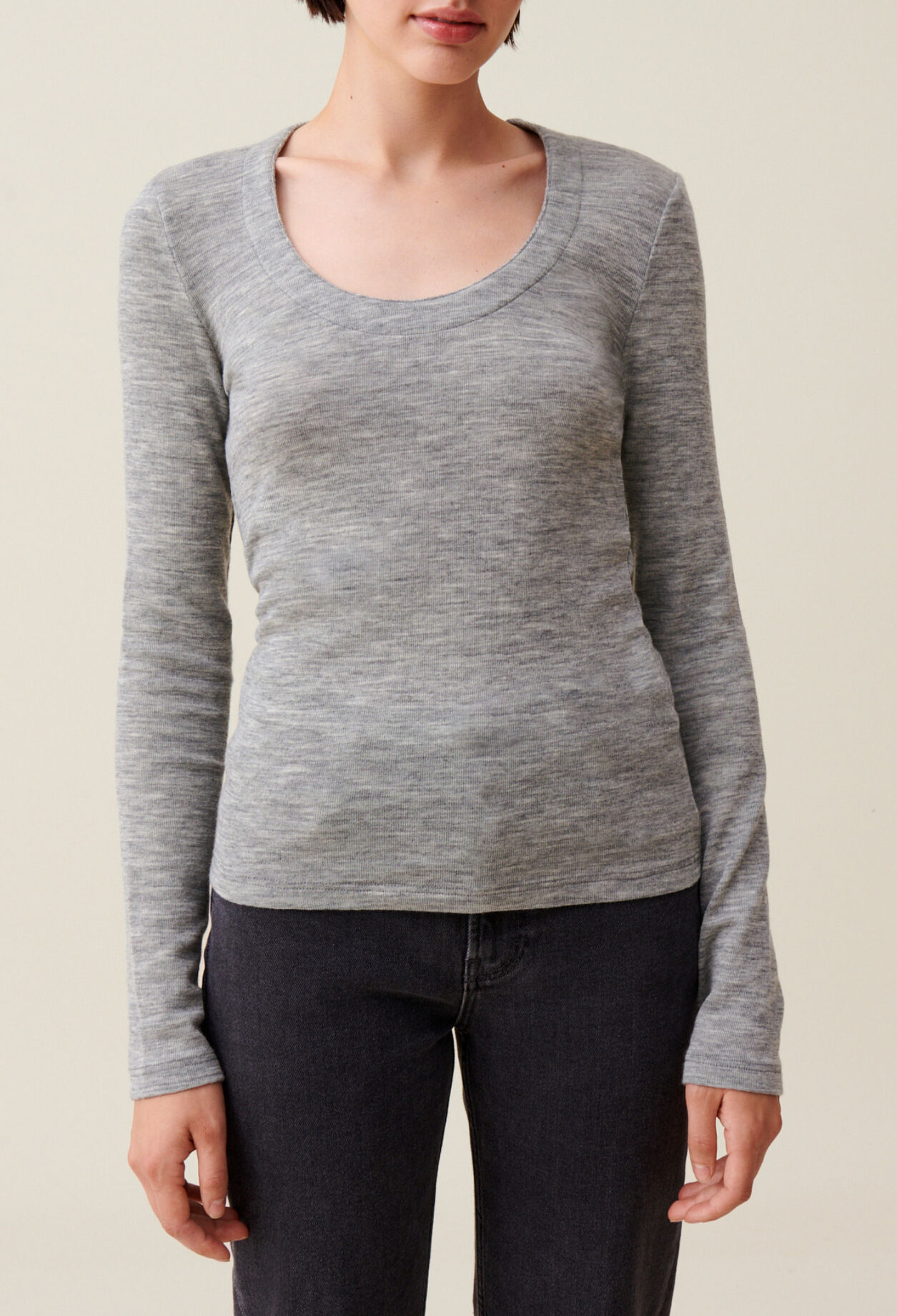 Eng anliegendes graues Stricktop