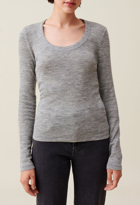 Fitted grey crew neck top