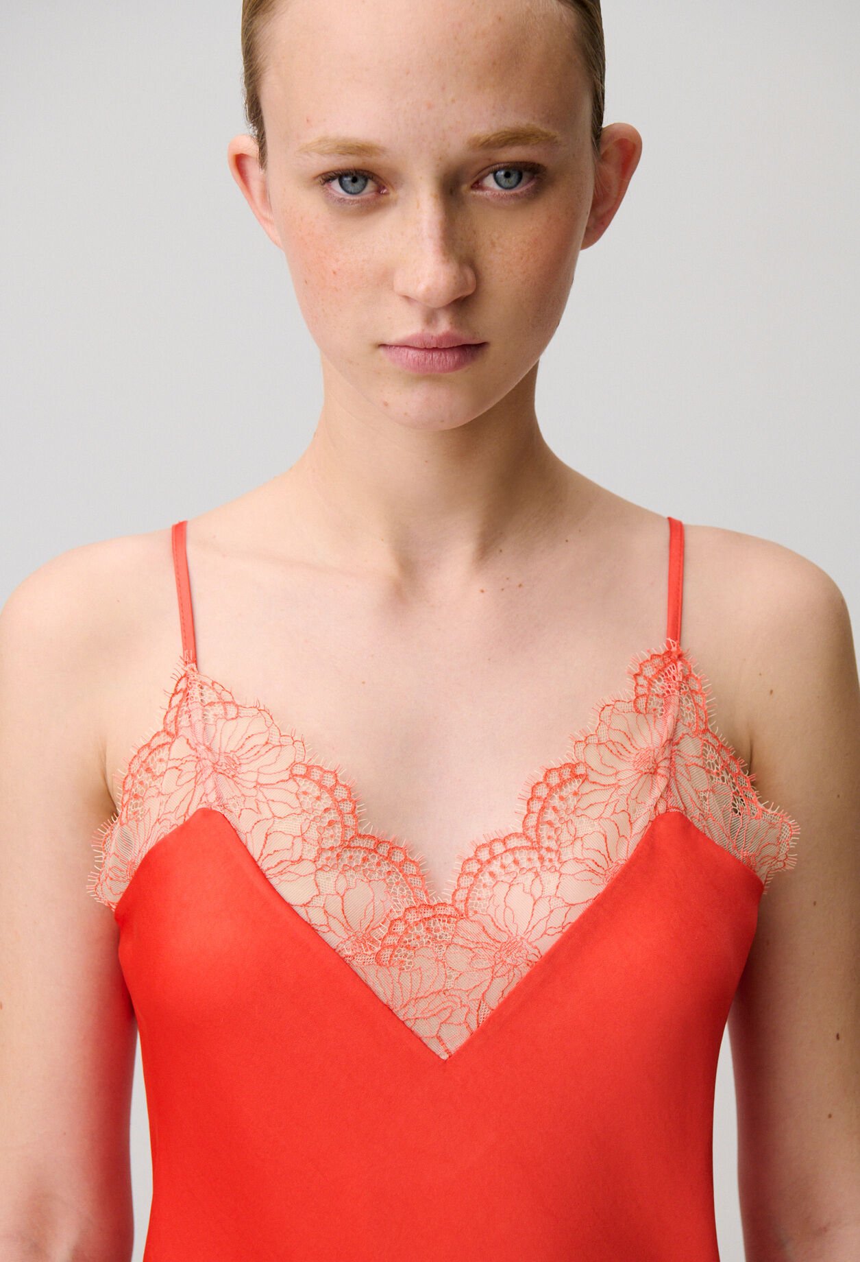 Robe fluide satin&eacute;e dentelle