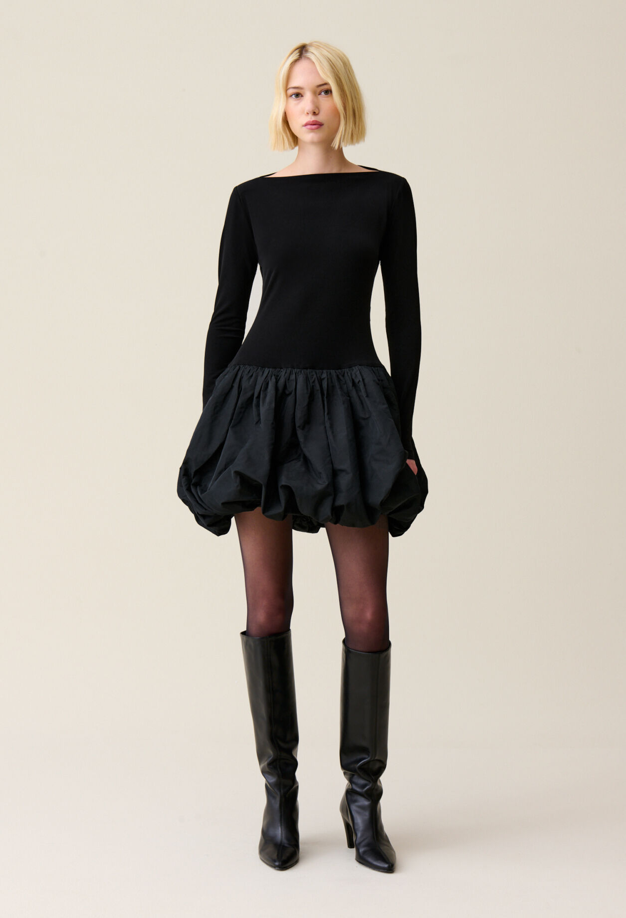 Schwarzes Kleid mit Ballonrock