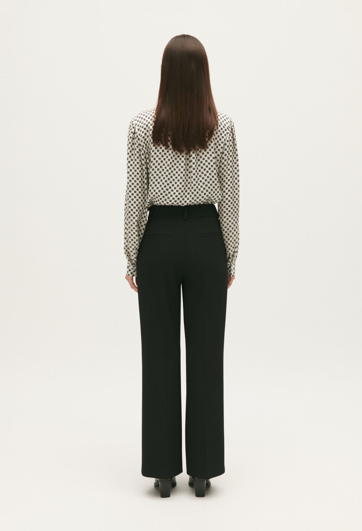 Gerade schwarze Hose