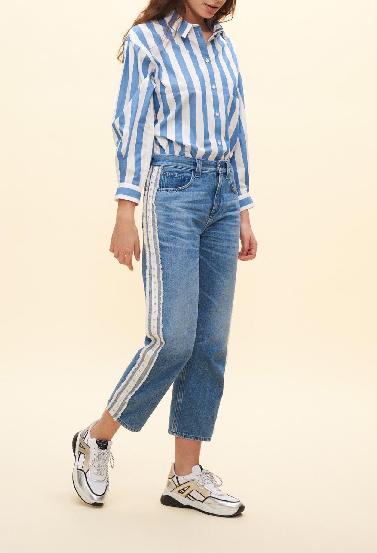 Jeans mit kontrastfarbenen Streifen