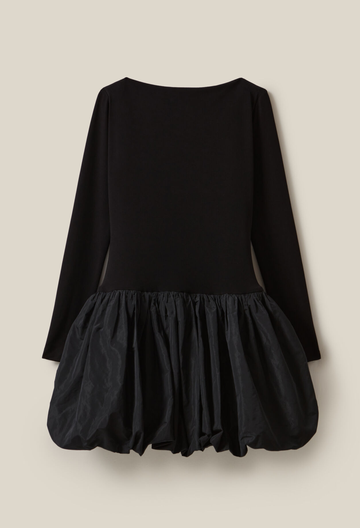 Schwarzes Kleid mit Ballonrock