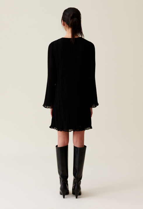 Kurzes, plissiertes Langarmkleid