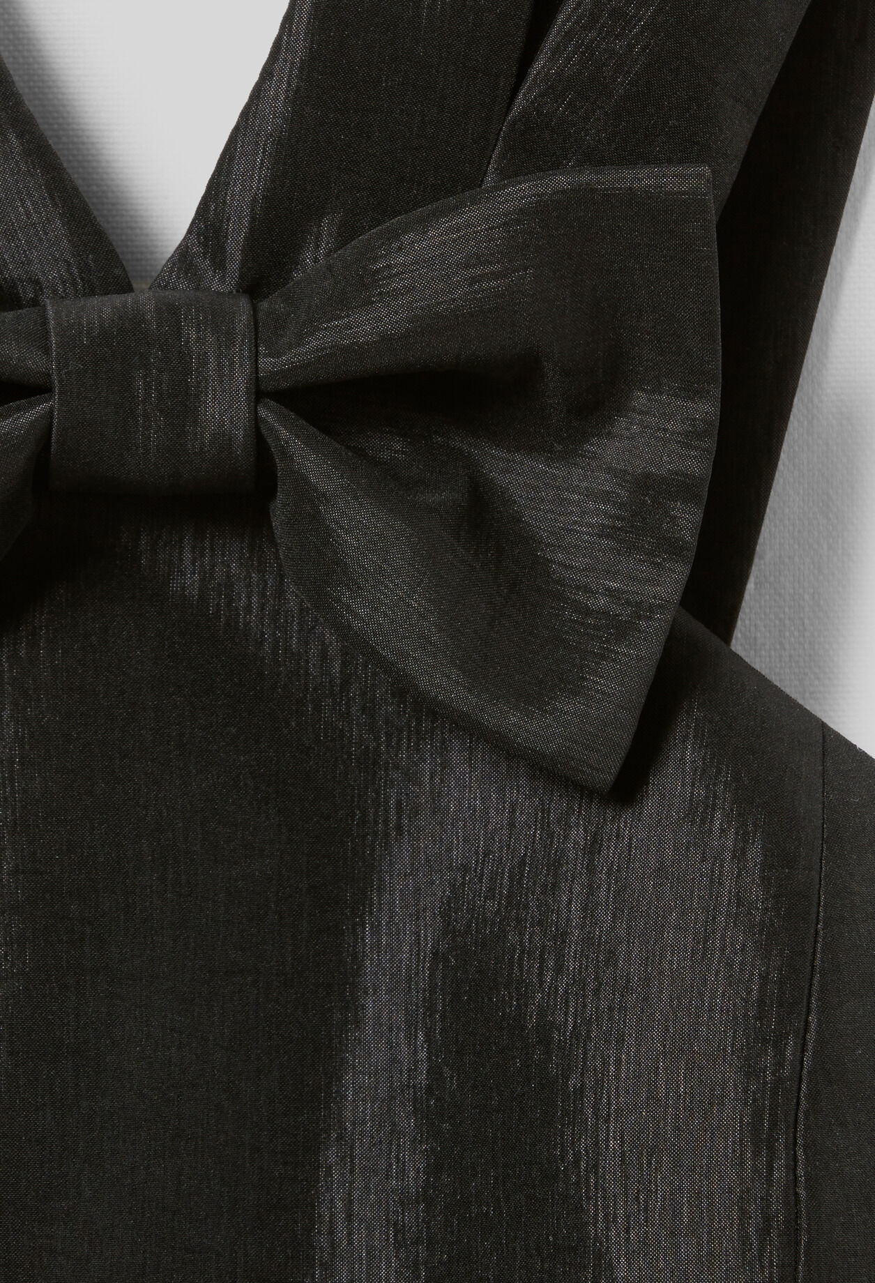 Kurzes Kleid mit Schleife