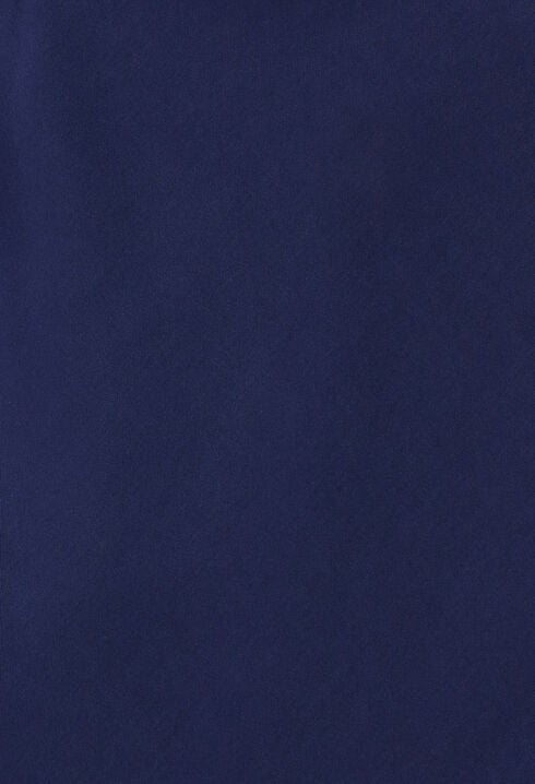 Langes, satiniertes Kleid