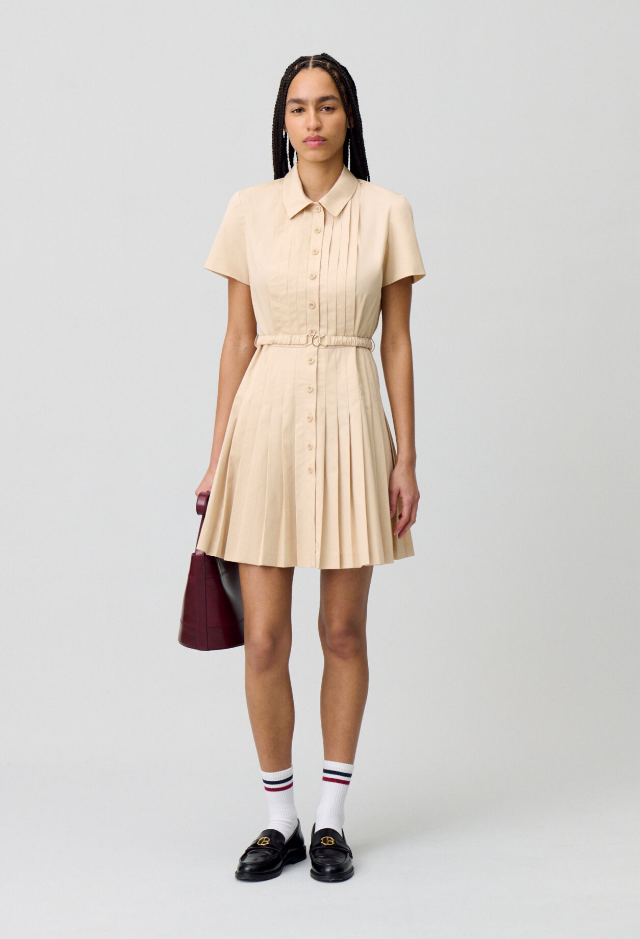 Knielanges Kleid mit Knöpfen