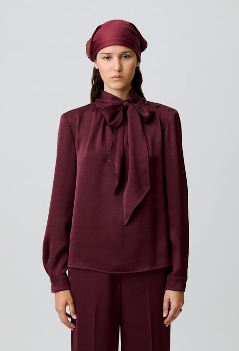 Flowy blouse with lavallière collar