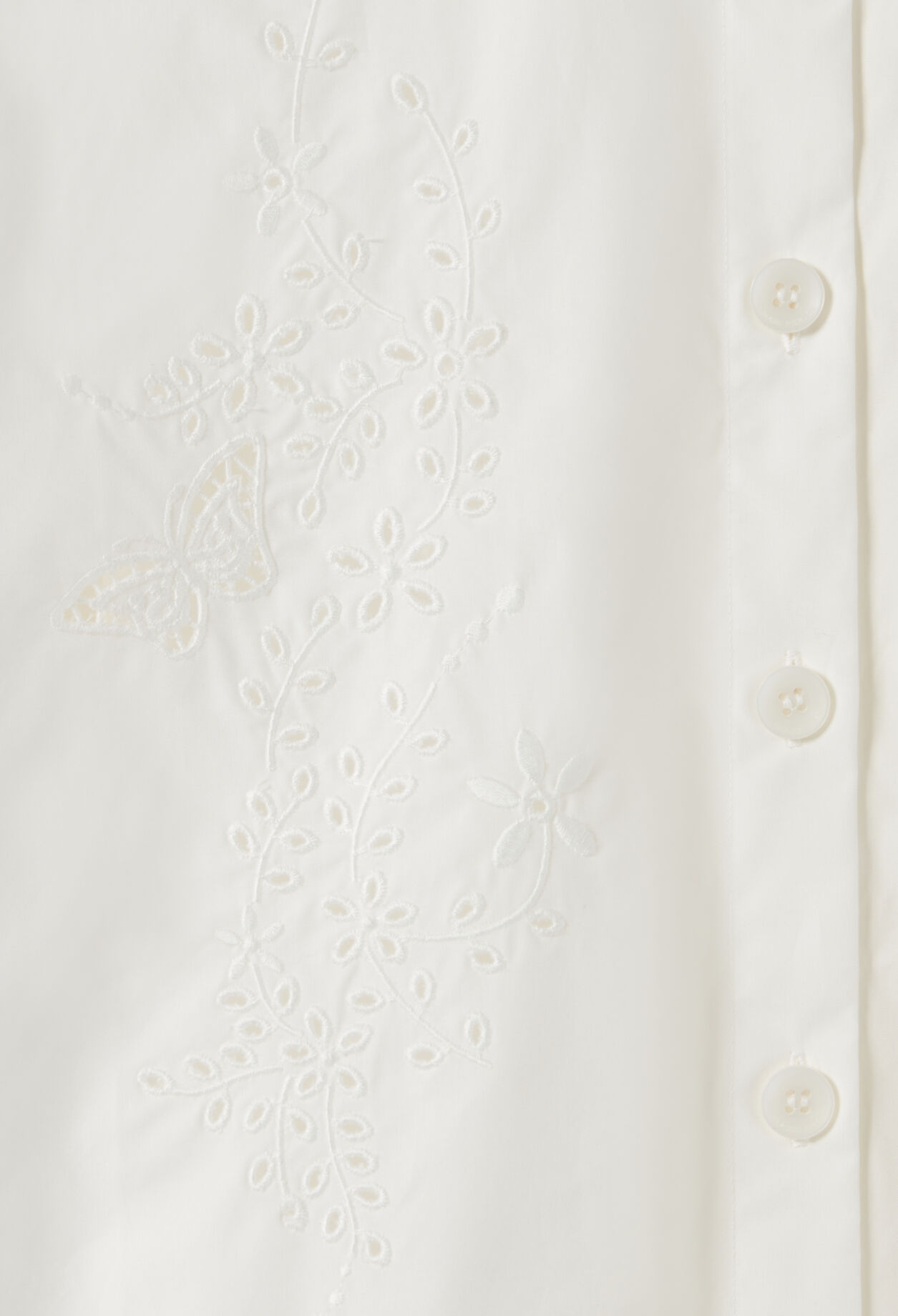 Kurzes, besticktes weißes Hemdkleid