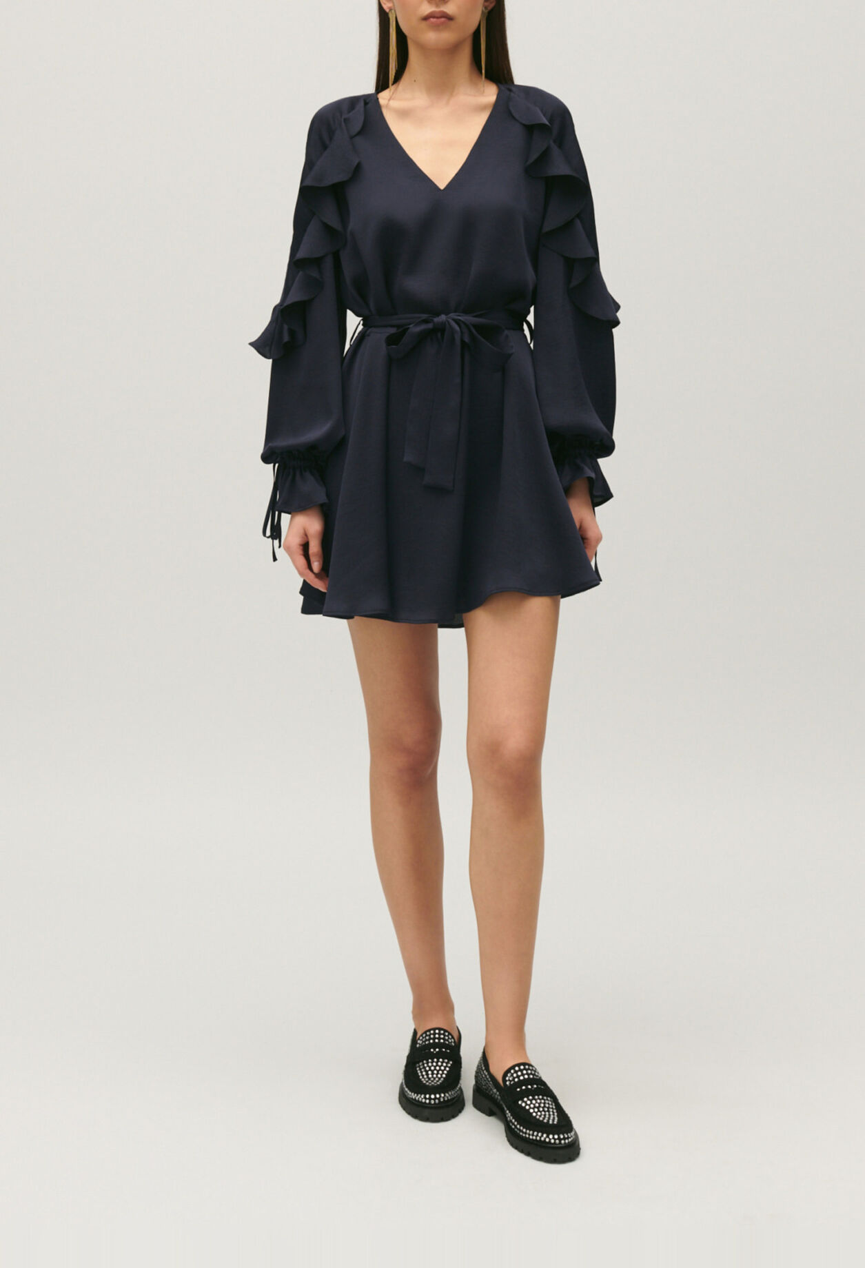Kurzes marineblaues Rüschenkleid