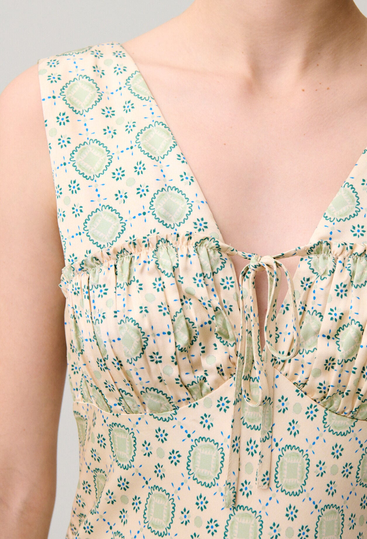 Robe satin&eacute;e motif
