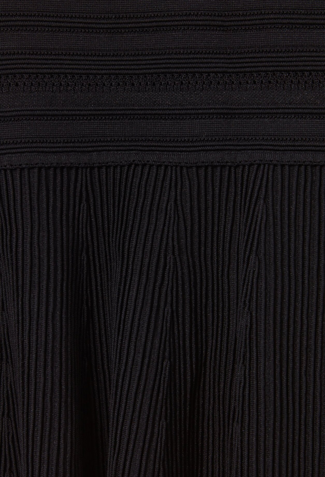 Short fine-knit skirt