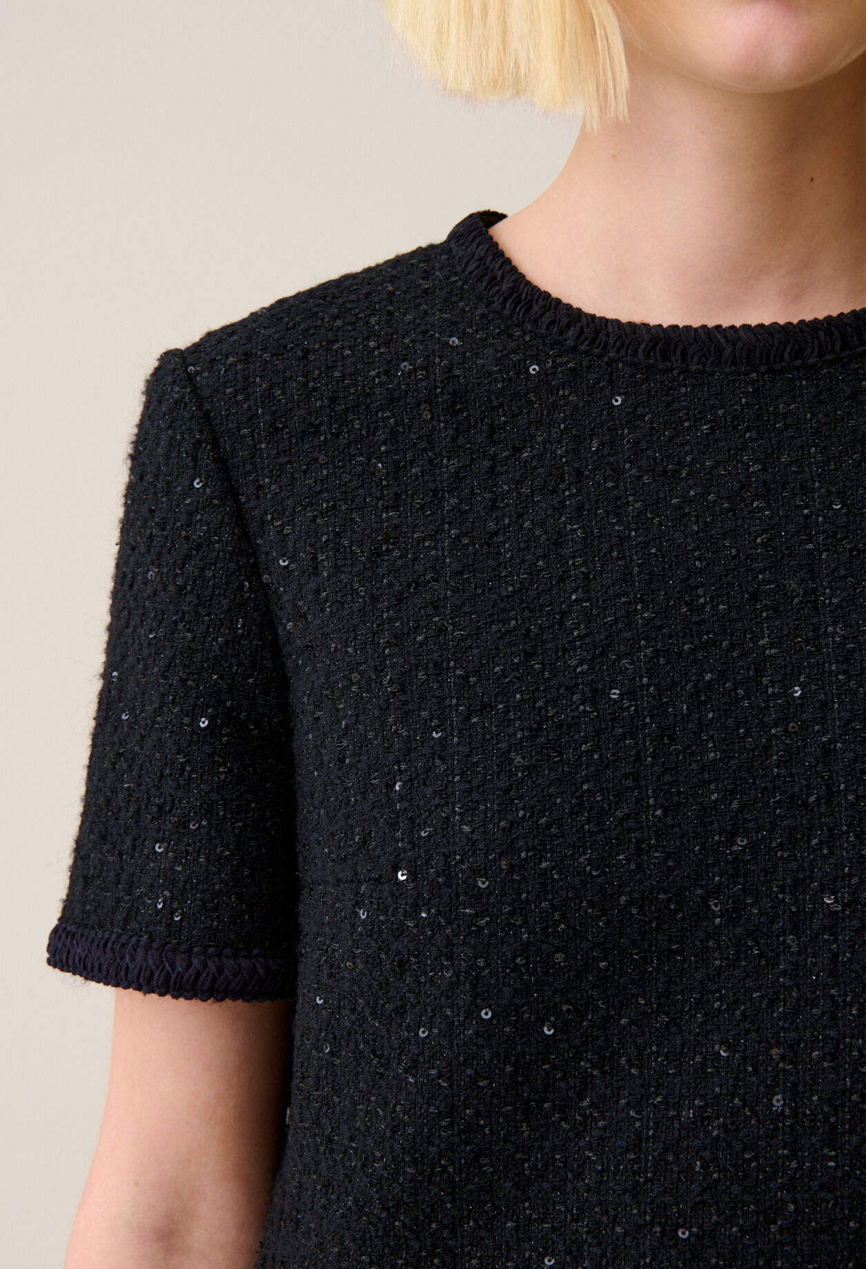 Kurzes schwarzes Tweed-Kleid