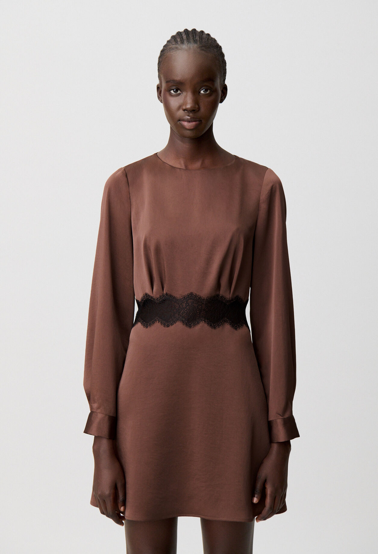 Robe courte fluide satin&eacute;e