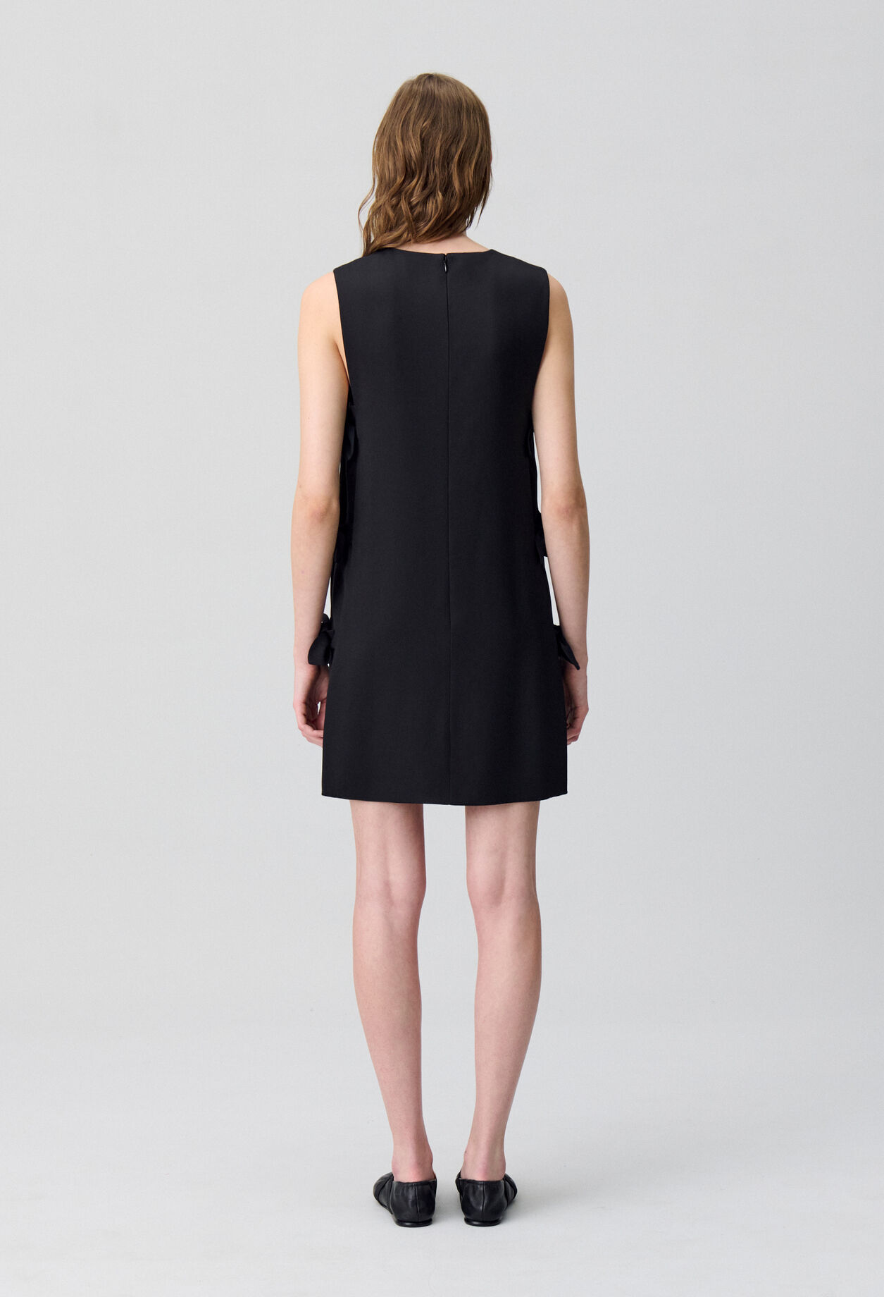 Kurzes Kleid mit Schleifen