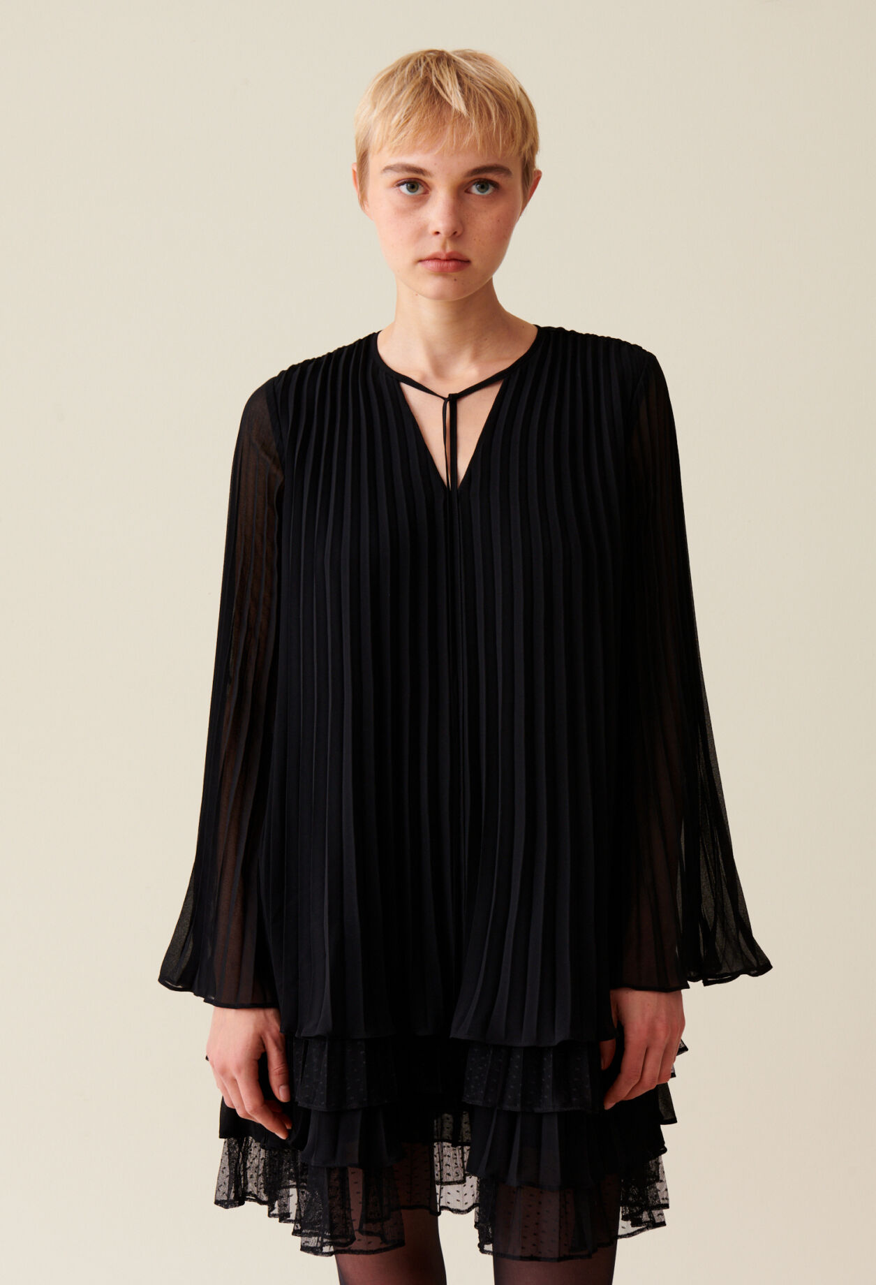 Kurzes schwarzes Rüschenkleid