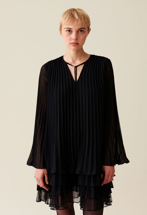 Robe courte noire volantée