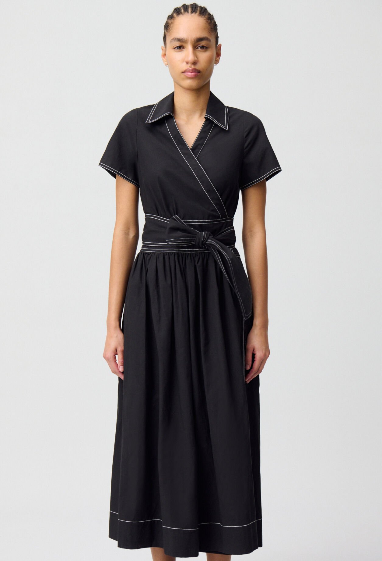 Langes Kleid mit Gürtel