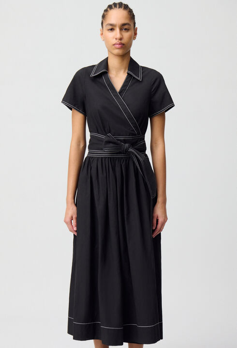 Langes Kleid mit Gürtel