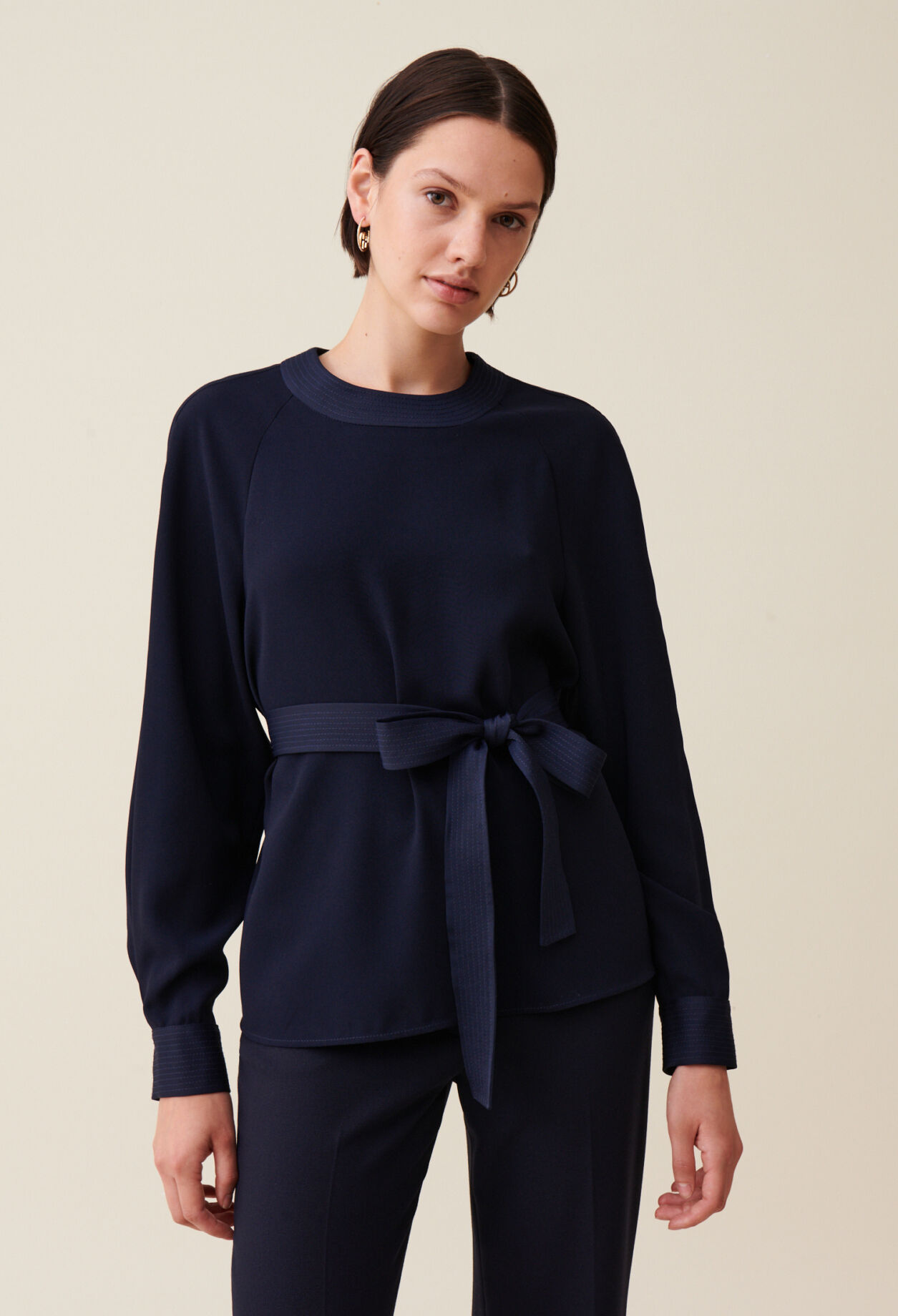 Marine fließende Bluse mit Gürtel