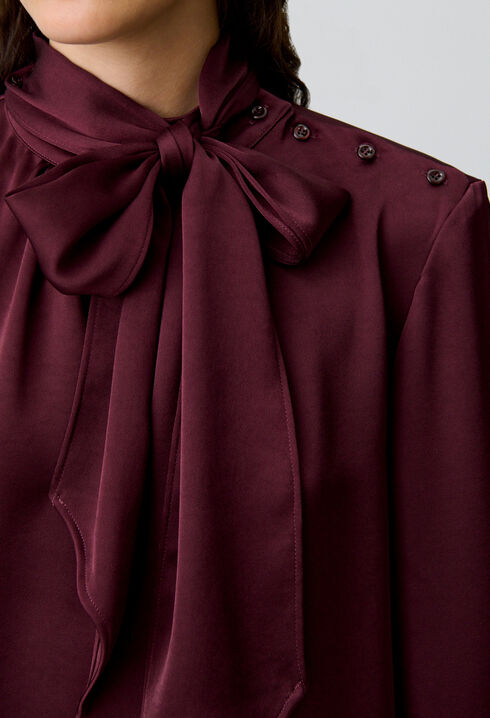 Flowy blouse with lavallière collar