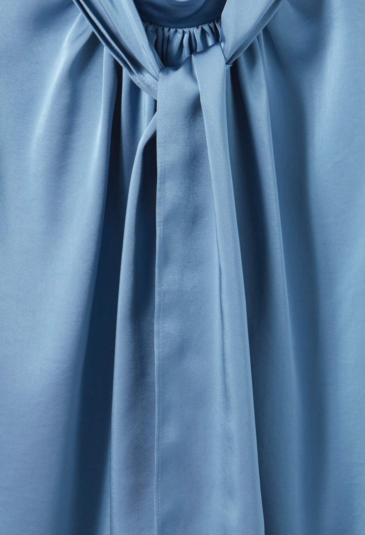 Flowy blouse lavallière neckline