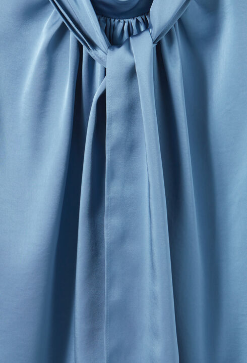 Flowy blouse lavallière neckline