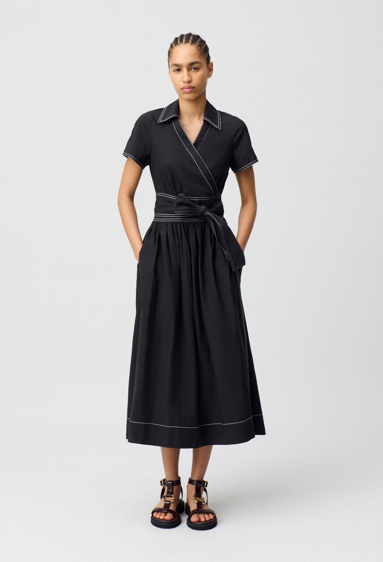 Langes Kleid mit Gürtel