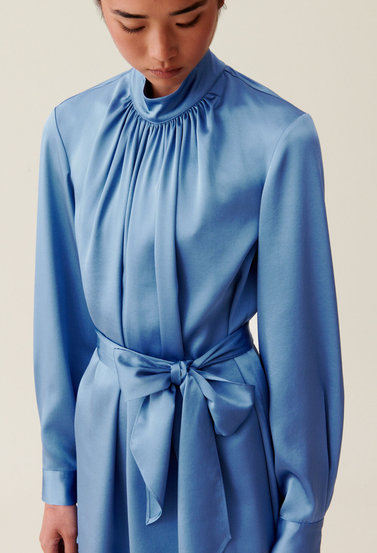 Robe fluide col lavalli&egrave;re noir