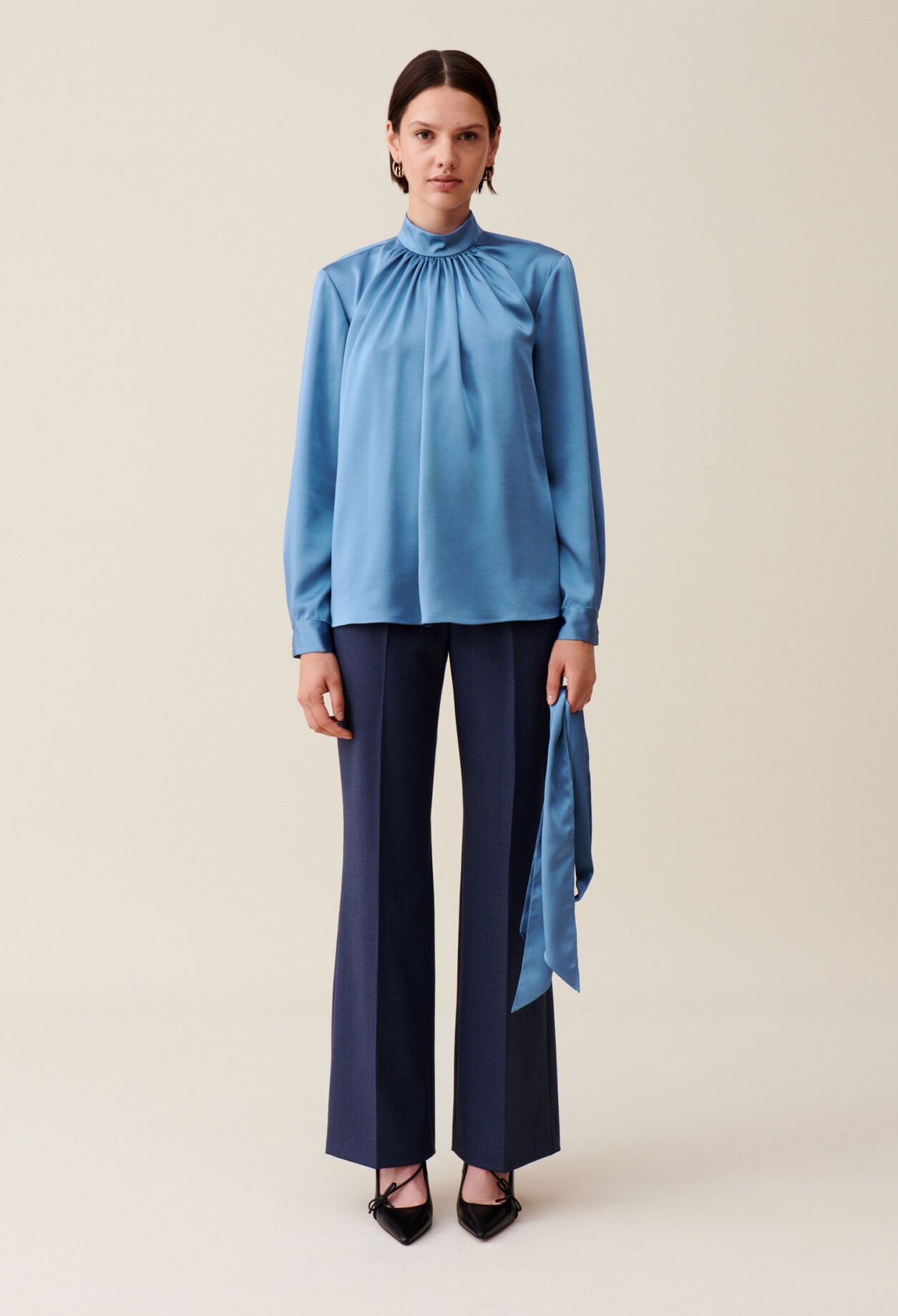 Flowy blouse lavallière neckline